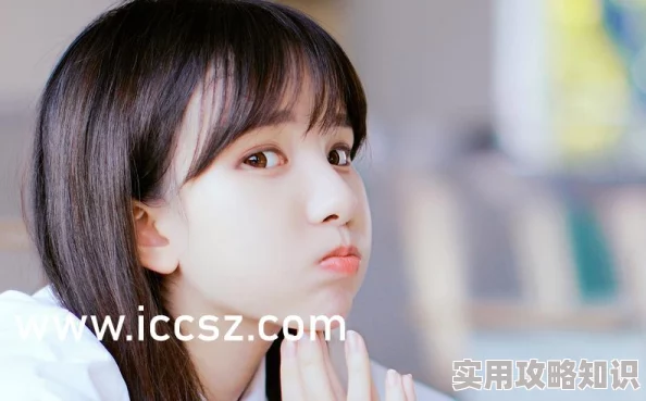 白黑丝校花扒腿：校园生活中的青春与叛逆，探讨美丽与个性的交织及其社会影响