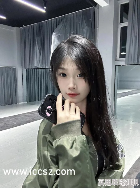 女仆的胸好大揉出奶水某知名宅男偶像因在直播中不慎泄露自己对女仆的特殊癖好，引发粉丝热议