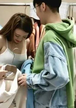美女扒开内裤羞羞原来是网红营销手段