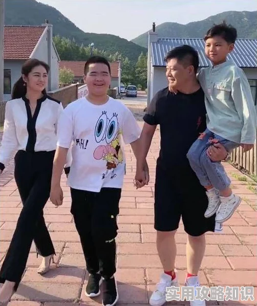 两个男生做酿酿酱酱的小视频为何引人注目可能是因为其中展现的亲密关系和情感纠葛